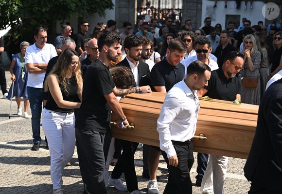 L'épouse de Diogo Jota, Rute Cardoso, après les funérailles de Diogo Jota et d'André Silva, célébrées à l'église Matriz de Gondomar, près de Porto. L'attaquant de Liverpool et du Portugal est décédé avec son jeune frère André Silva dans l'accident survenu à Zamora jeudi matin. Date de la photo : samedi 5 juillet 2025 © PA Photos/ABACA