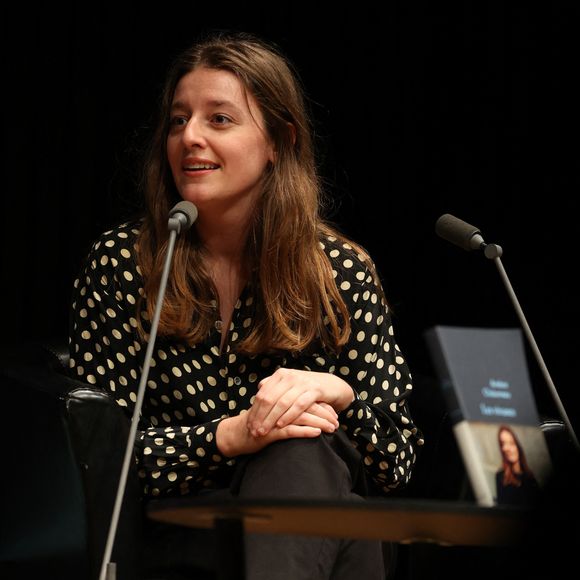 La journaliste et écrivaine Ambre Chalumeau lors d'un échange avec son public lors de la sortie de son livre "Les Vivants" - Stock, à la Station Ausone - Librairie Mollat à Bordeaux, France, le 25 mars 2025.

© Jean-Marc Lhomer/Bestimage