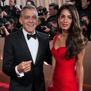 George Clooney et Amal Clooney sur le tapis rouge de la 83e cérémonie annuelle des Golden Globe Awards qui s'est tenue à l'hôtel Beverly Hilton à Beverly Hills, CA, le 11 janvier 2026.  Photo by Sthanlee Mirador/SPUS/ABACAPRESS.COM