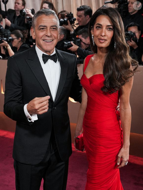 George Clooney et Amal Clooney sur le tapis rouge de la 83e cérémonie annuelle des Golden Globe Awards qui s'est tenue à l'hôtel Beverly Hilton à Beverly Hills, CA, le 11 janvier 2026.  Photo by Sthanlee Mirador/SPUS/ABACAPRESS.COM