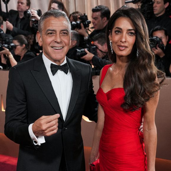 George Clooney et Amal Clooney sur le tapis rouge de la 83e cérémonie annuelle des Golden Globe Awards qui s'est tenue à l'hôtel Beverly Hilton à Beverly Hills, CA, le 11 janvier 2026.  Photo by Sthanlee Mirador/SPUS/ABACAPRESS.COM