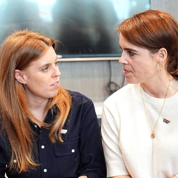 Cette décision serait liée aux répercussions du scandale entourant son père, Andrew Mountbatten-Windsor, impliqué dans l’affaire Jeffrey Epstein.

La princesse Beatrice et la princesse Eugenie lors d'une visite à l'unité Teenage Cancer Trust à l'University College Hospital, à Londres, Royaume-Uni, le mercredi 23 avril 2025. Photo par Aaron Chown/PA Wire/ABACAPRESS.COM