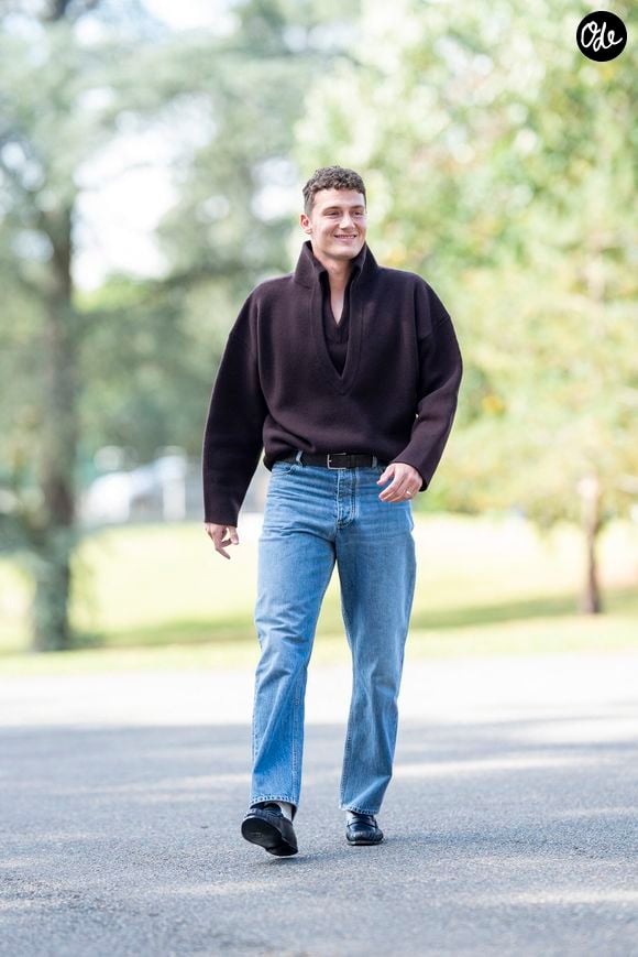 Ils ont posé leurs valises à La Réserve Ramatuelle, un établissement cinq étoiles prisé par les célébrités.

Benjamin Pavard arrive au centre national du football de Clairefontaine-en-Yveline, le 1er septembre 2025. 

© Pierre Perusseau/Bestimage