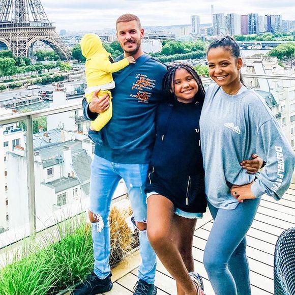 Dans le train, il confie à Isabelle Ithurburu qu’être beau-père n’a pas toujours été simple.

M. Pokora, Violet, Isaiah et Christina Milian sur Instagram. A Paris, cet été.