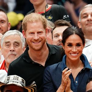 Photo d'archives du 15/09/23 du duc et de la duchesse de Sussex avec les médaillés de la finale de volley-ball assis au Merkur Spiel-Arena lors des Invictus Games à Düsseldorf, en Allemagne. © Jordan Pettitt/PA Wire ABACA