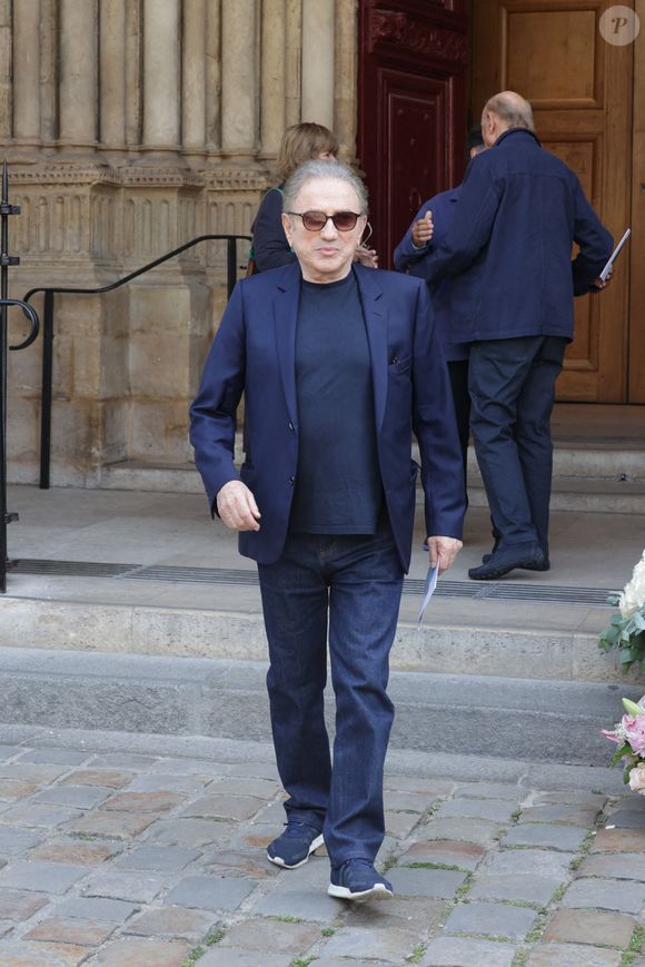 Michel Drucker assistant aux obsèques de Philippe Labro à l'église Saint Germain des Prés à Paris, France, le 13 juin 2025. Philippe Labro, journaliste, auteur, réalisateur et compositeur prolifique, est décédé à 88 ans des suites d'un cancer le 4 juin. Photo de Nasser Berzane/ABACAPRESS.COM