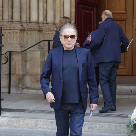 Michel Drucker assistant aux obsèques de Philippe Labro à l'église Saint Germain des Prés à Paris, France, le 13 juin 2025. Philippe Labro, journaliste, auteur, réalisateur et compositeur prolifique, est décédé à 88 ans des suites d'un cancer le 4 juin. Photo de Nasser Berzane/ABACAPRESS.COM