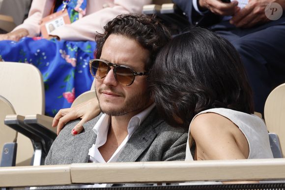 Florence Foresti et son compagnon Alexandre Kominek - People dans les tribunes lors des Internationaux de France de Tennis de Roland Garros 2022 à Paris le 29 mai 2022. © Cyril Moreau/Bestimage