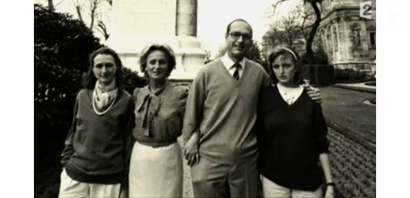 Laurence Chirac s'éteindra le 14 avril 2016 des suites d'un malaise cardiaque...

Laurence, Bernadette, Jacques et Claude Chirac. Capture documentaire France 2