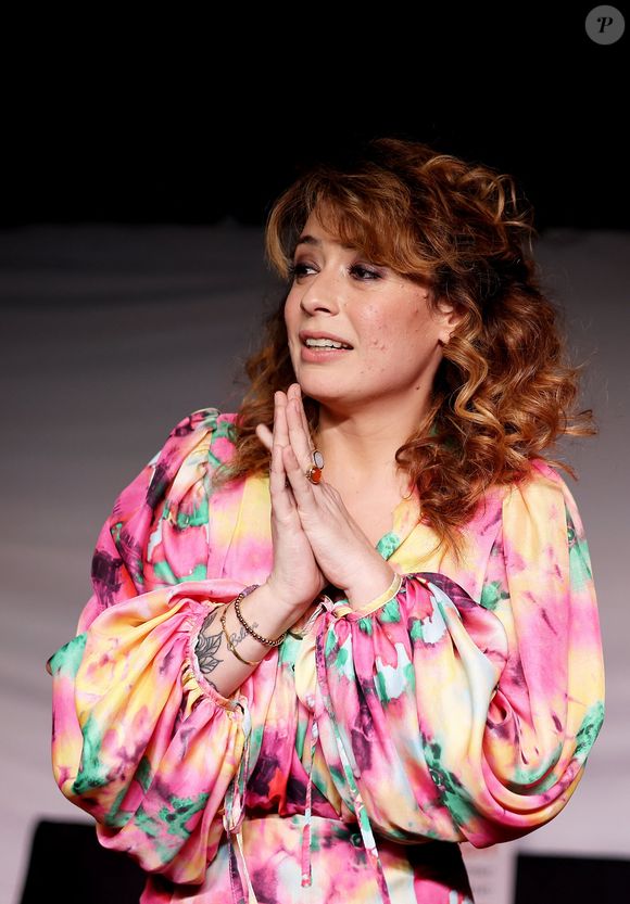 Lola Zidi lors de la soirée de présentation du livre de Lola Zidi "Princesse autonome" au Théâtre du Roi René à Paris le 13 février 2023.
Lola Zidi est la fille de Yves Rénier et Hélène Zidi. Kristophy, sa demi soeur est la fille de Yves Rénier. Il avait caché son existence au grand public.

© Dominique Jacovides / Bestimage