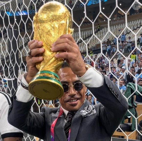 La FIFA enquète pour savoir comment Salt Bae (Nusret Gokce) a pu accéder au terrain, poser avec des joueurs et la coupe du monde de football le soir de la finale à Doha le 18 décembre 2022.
© La Nacion via ZUMA Press / Bestimage