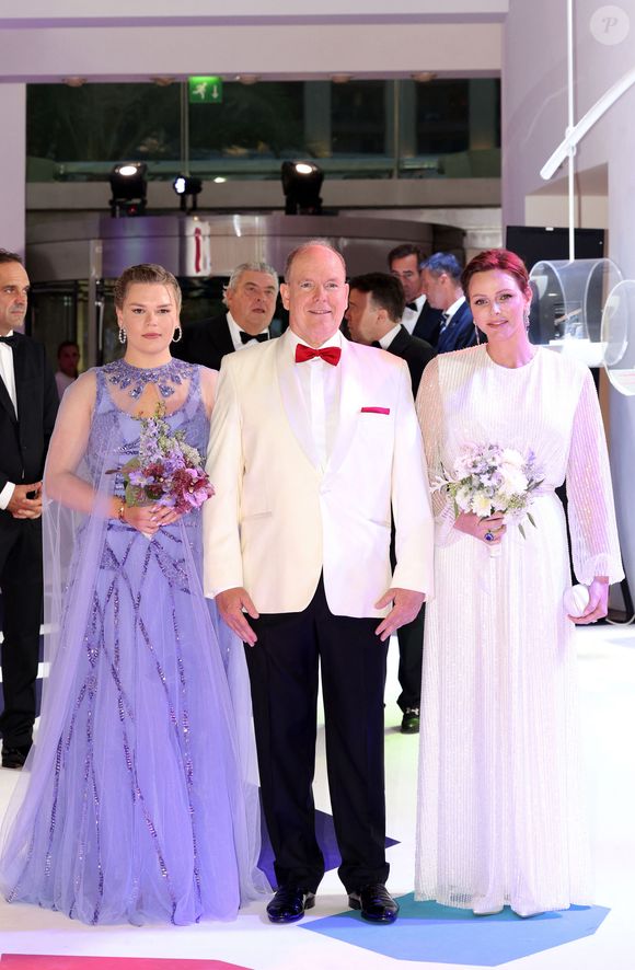 Camille Gottlieb, le prince Albert II de Monaco et la princesse Charlène de Monaco lors du 74ème Gala de la Croix-Rouge Monégasque, qui se tient dans la mythique Salle des Etoiles du Sporting Monte-Carlo à Monaco. Cette année l'ambassadeur du gala n'est autre que la rock star internationale Robbie Wiliams. En cette occasion Robbie Williams s'est produit en concert exclusif à la Salle des Etoiles. Monaco, le 29 juillet 2023.
© Claudia Albuquerque/Bestimage