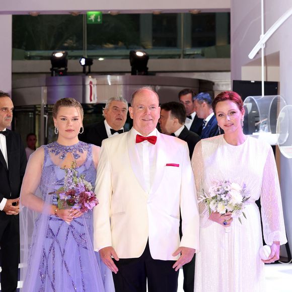 Camille Gottlieb, le prince Albert II de Monaco et la princesse Charlène de Monaco lors du 74ème Gala de la Croix-Rouge Monégasque, qui se tient dans la mythique Salle des Etoiles du Sporting Monte-Carlo à Monaco. Cette année l'ambassadeur du gala n'est autre que la rock star internationale Robbie Wiliams. En cette occasion Robbie Williams s'est produit en concert exclusif à la Salle des Etoiles. Monaco, le 29 juillet 2023.
© Claudia Albuquerque/Bestimage