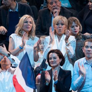 Laurence Auzière Jourdan (cardiologue), Brigitte Trogneux (Macron), Tiphaine Auzière (avocate), le compagnon de T. Auzière, Antoine (gastro-entérologue), Guillaume Jourdan (radiologue), Christelle Auzière et son mari Sébastien Auzière (chercheur en laboratoire pharmaceutique) - La famille, les amis et soutiens d'Emmanuel Macron dans les tribunes lors du grand meeting d'Emmanuel Macron, candidat d'En Marche! à l'élection présidentielle 2017, à l'AccorHotels Arena à Paris, France, le lundi 17 avril 2017. © Cyril Moreau/Bestimage