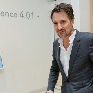Exclusif - Vincent Cerutti lors d'une suspension d'audience de son procès pour atteinte sexuelle, pour avoir mordu, à deux reprises, les fesses de sa collaboratrice chez Chérie FM en 2015, Caroline Barel, au tribunal correctionnel de Paris, France, le 9 décembre 2025. © Julien Sarkissian/Bestimage