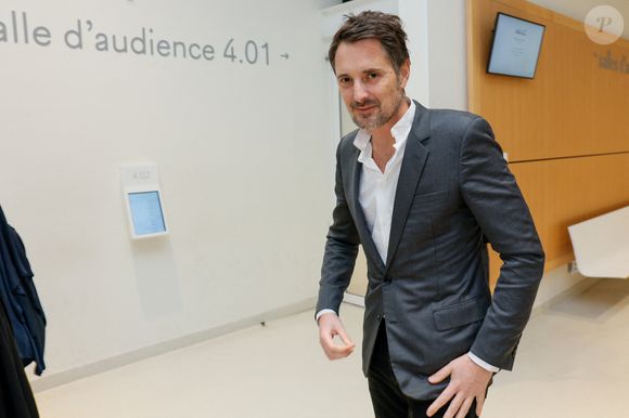Exclusif - Vincent Cerutti lors d'une suspension d'audience de son procès pour atteinte sexuelle, pour avoir mordu, à deux reprises, les fesses de sa collaboratrice chez Chérie FM en 2015, Caroline Barel, au tribunal correctionnel de Paris, France, le 9 décembre 2025. © Julien Sarkissian/Bestimage