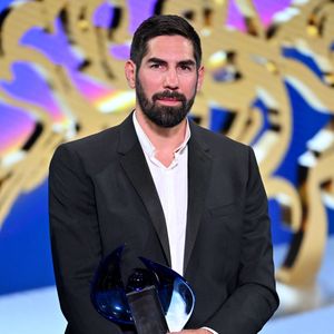 Louis Ducruet al remis le prix de "La Légende" à Nikola Karabatic lors de la soirée des Sportel Awards 2024 au Grimaldi Forum à Monaco, le 28 octobre 2024.  © Bruno Bebert/Bestimage