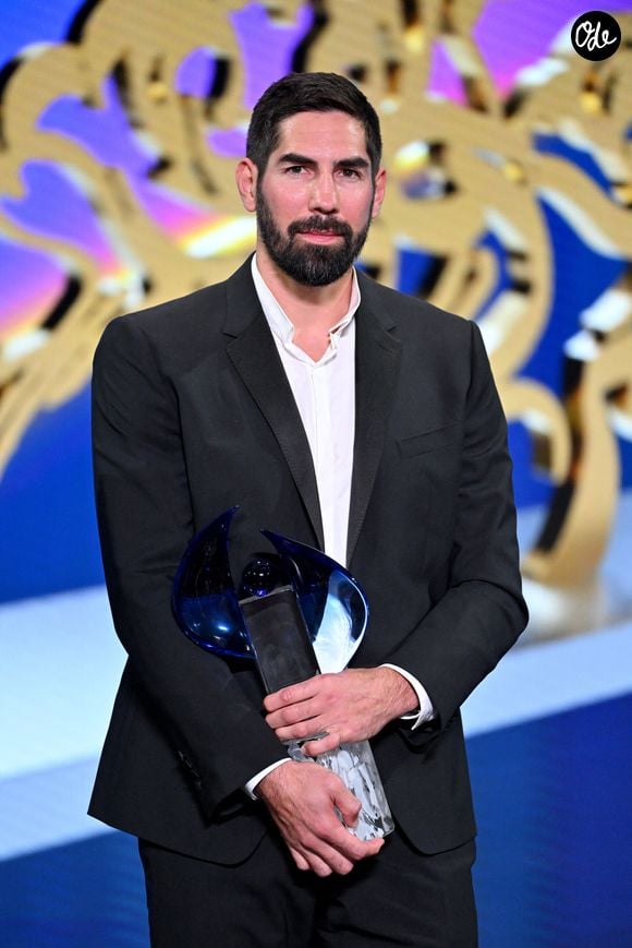 Louis Ducruet al remis le prix de "La Légende" à Nikola Karabatic lors de la soirée des Sportel Awards 2024 au Grimaldi Forum à Monaco, le 28 octobre 2024.  © Bruno Bebert/Bestimage