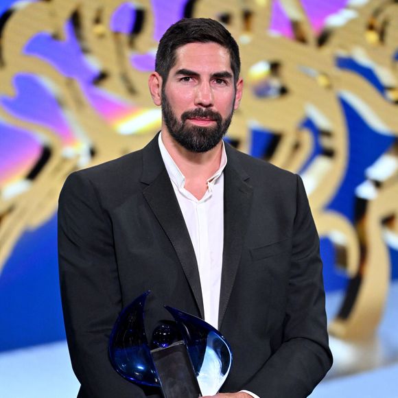 Louis Ducruet al remis le prix de "La Légende" à Nikola Karabatic lors de la soirée des Sportel Awards 2024 au Grimaldi Forum à Monaco, le 28 octobre 2024.  © Bruno Bebert/Bestimage