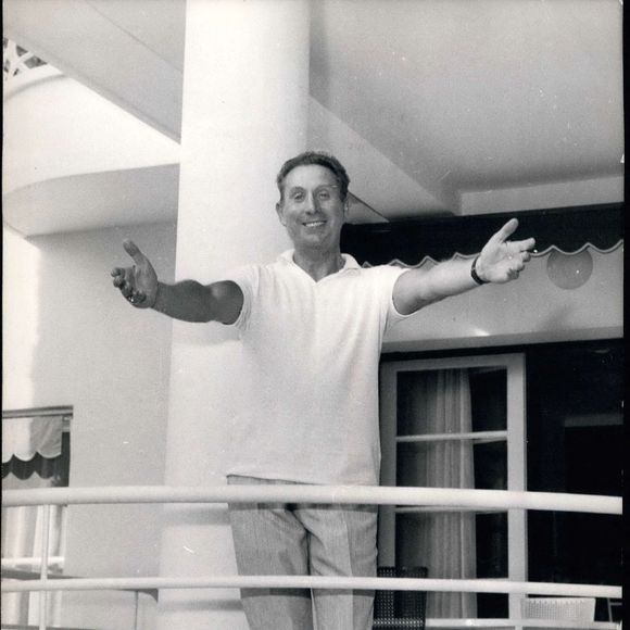 Le 17 mars 1963 - Le chanteur Charles Trenet nous accueille dans sa villa ''Boum'' en se tenant sur la terrasse les bras ouverts. Photo par Keystone Press Agency/Keystone USA via ZUMAPRESS.com /ABACAPRESS.COM