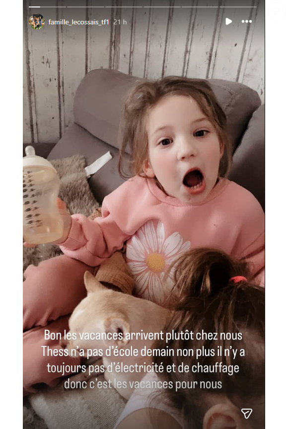 La petite Thess, 4 ans, ne peut pas aller à l'école.

La famille Lecossais, vue dans "Familles nombreuses, la vie en XXL".