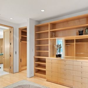 Exclusif - La nouvelle villa de Kanye West à Beverly Hills. Kanye a finalisé l'achat hors marché pour 35 millions de dollars. La propriété de style méditerranéen comprend environ 1900 m2 d'espace habitable, des jardins privés et des vues panoramiques sur la ville. Los Angeles, le 15 décembre 2024.