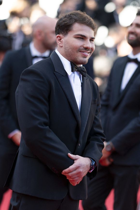 Il vient d’y acquérir une nouvelle villa en face de la mer. 
Antoine Dupont - Antoine Dupont et sa compagne Iris Mittenaere se retrouvent sur les marches du film " Dossier 137 " lors du 78ème Festival International du Film de Cannes le 15 mai 2025. © Jacovides / Moreau / Bestimage