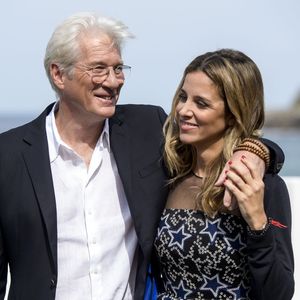Richard Gere et sa compagne Alejandra Silva à la première de 'Time Out of Mind' lors du 64ème Festival du Film de San Sebastian, le 24 septembre 2016. © Bestimage
