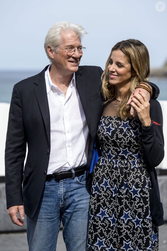 Richard Gere et sa compagne Alejandra Silva à la première de 'Time Out of Mind' lors du 64ème Festival du Film de San Sebastian, le 24 septembre 2016. © Bestimage
