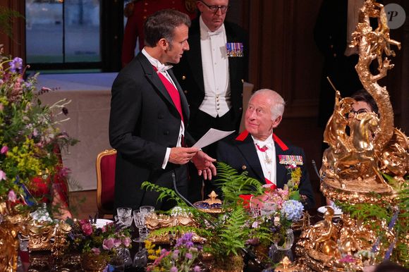 Une scène qui humanise la monarchie, au cœur d’un événement marqué par la solennité et le symbole.

Le président Emmanuel Macron et sa femme Brigitte Macron lors d'un dîner d'état au chateau de Windsor avec le roi Charles III d'Angleterre et la reine consort Camilla le 8 juillet 2025.

© Yui Mok / Pool / Julien Burton via Bestimage