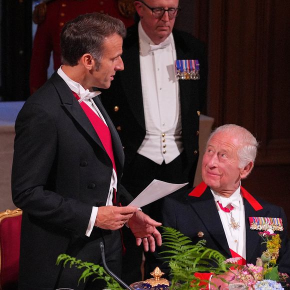 Une scène qui humanise la monarchie, au cœur d’un événement marqué par la solennité et le symbole.

Le président Emmanuel Macron et sa femme Brigitte Macron lors d'un dîner d'état au chateau de Windsor avec le roi Charles III d'Angleterre et la reine consort Camilla le 8 juillet 2025.

© Yui Mok / Pool / Julien Burton via Bestimage