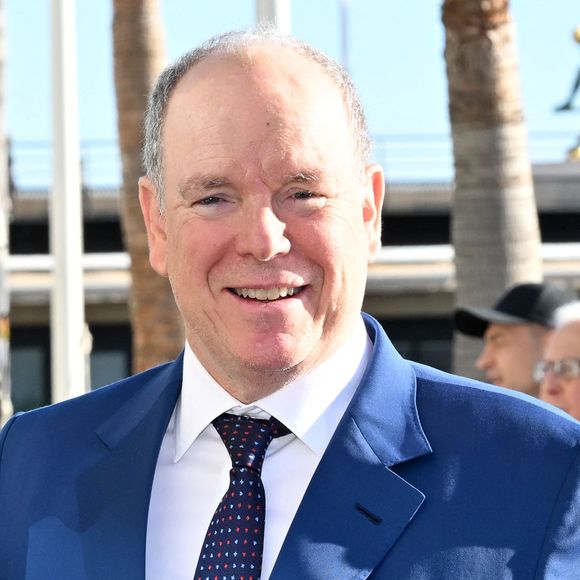 Le prince Albert II de Monaco se veut proche des Monégasques et continue de le leur signifier. 

Le prince Albert II de Monaco, sa femme la princesse Charlene et Camille Gottlieb ont remis les traditionnels colis de Noël aux aînés monégasques dans la meeting room du Yacht Club de Monaco dans le cadre de festivités de fin d'année de la Principauté de Monaco. © Bruno Bebert/Pool Monaco/Bestimage