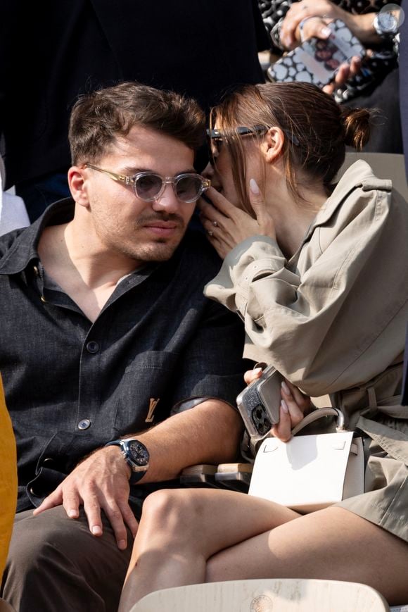 Antoine Dupont et Iris Mittenaere en tribunes lors de la finale messieurs des Internationaux de France de Tennis de Roland Garros 2025 (jour 15), à Paris, France, le 8 juin 2025. © Cyril Moreau/Bestimage