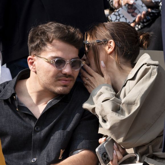 Antoine Dupont et Iris Mittenaere en tribunes lors de la finale messieurs des Internationaux de France de Tennis de Roland Garros 2025 (jour 15), à Paris, France, le 8 juin 2025. © Cyril Moreau/Bestimage