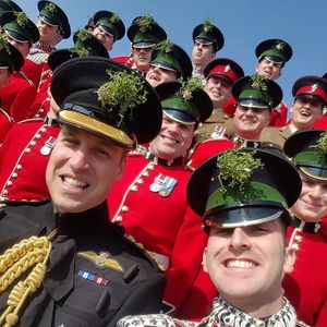 Le prince William d'Angleterre, duc de Cambridge pose pour un selfie lors de la parade Saint-Patrick avec les gardes irlandais à la caserne de la cavalerie Hounslow à Londres le 17 mars 2016. Crédit : Agence / Bestimage