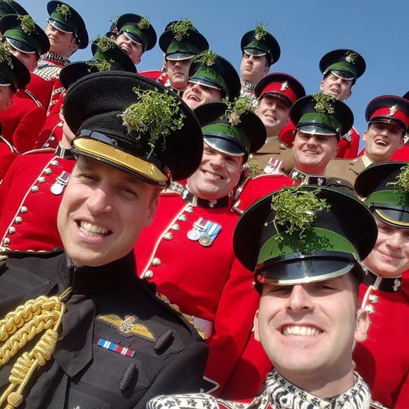 Le prince William d'Angleterre, duc de Cambridge pose pour un selfie lors de la parade Saint-Patrick avec les gardes irlandais à la caserne de la cavalerie Hounslow à Londres le 17 mars 2016. Crédit : Agence / Bestimage