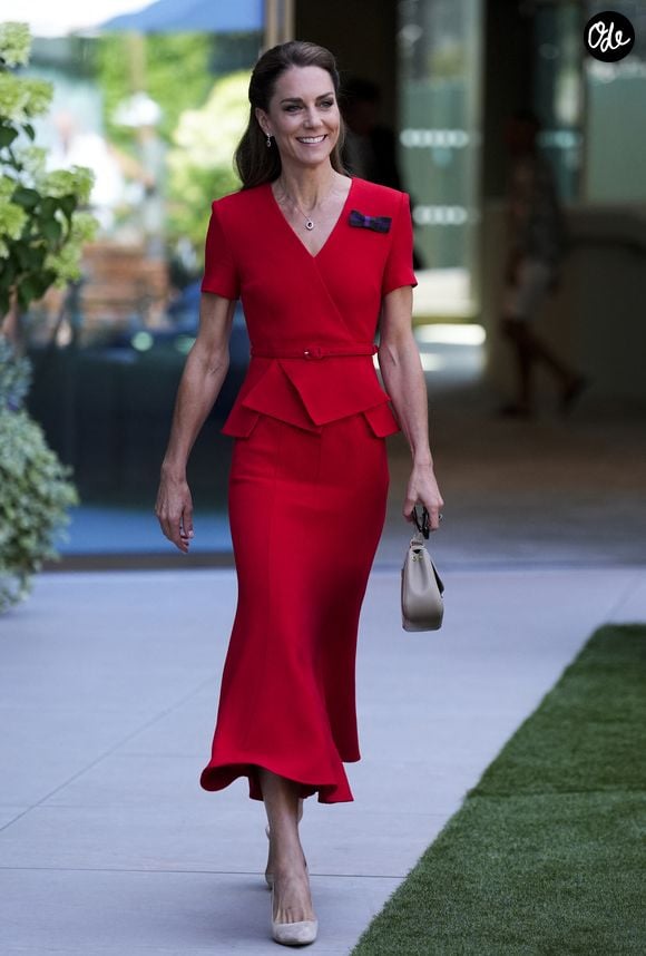 Elle portait une longue robe rouge à manches courtes et le traditionnel noeud de la compétition

La princesse de Galles (Catherine « Kate » Middleton) lors de la treizième journée du tournoi de Wimbledon 2026, à l'All England Lawn Tennis and Croquet Club, à Londres. Date de la photo : samedi 11 juillet 2026. ©PA Photo/ Bestimage