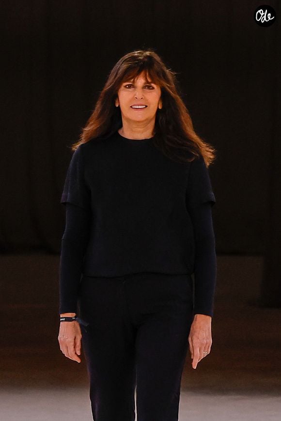 Malgré une forte croissance des ventes de la maison, la styliste a été critiquée pour ses dernières collections, jugées trop sobres et sans prise de risque.

Virginie Viard au défilé Chanel Haute Couture Printemps/Été 2024 dans le cadre de la Fashion Week de Paris (PFW), au Grand Palais Éphémère, à Paris, France, le 23 janvier 2024. 

Agence / Bestimage