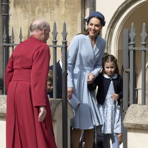Catherine (Kate) Middleton, duchesse de Cambridge, et la princesse Charlotte de Cambridge, quittent chapelle Saint-Georges de Windsor après la messe de Pâques,  le 17 avril 2022.