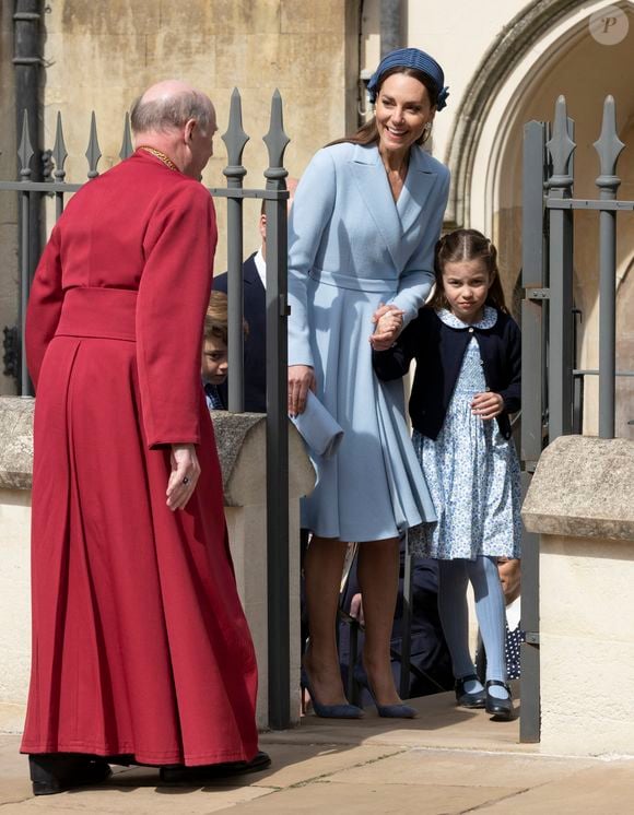 Catherine (Kate) Middleton, duchesse de Cambridge, et la princesse Charlotte de Cambridge, quittent chapelle Saint-Georges de Windsor après la messe de Pâques,  le 17 avril 2022.