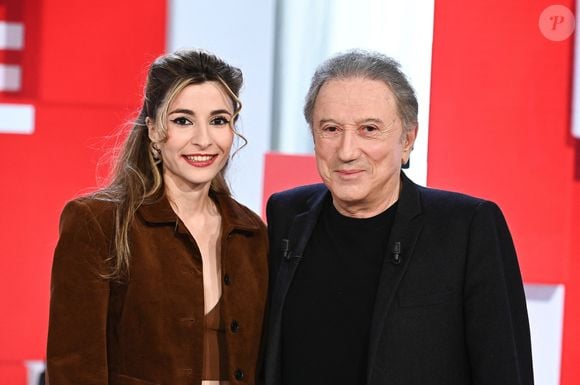 Exclusif - la chanteuse Vernis rouge ( Manon Debs ) et Michel Drucker - Enregistrement de l'émission Vivement dimanche consacrée à l'équipe du Splendid au studio Rive Gauche, presentée par Michel Drucker . Diffusion sur France 3 le  23/02/2025 . présentée par M.Drucker, diffusée le 23 février 2025 sur France 3. 
© Guillaume Gaffiot / Bestimage