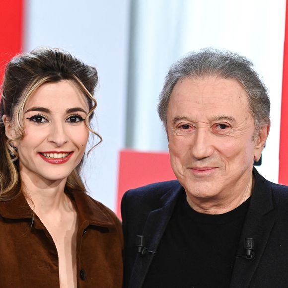 Exclusif - la chanteuse Vernis rouge ( Manon Debs ) et Michel Drucker - Enregistrement de l'émission Vivement dimanche consacrée à l'équipe du Splendid au studio Rive Gauche, presentée par Michel Drucker . Diffusion sur France 3 le  23/02/2025 . présentée par M.Drucker, diffusée le 23 février 2025 sur France 3. 
© Guillaume Gaffiot / Bestimage