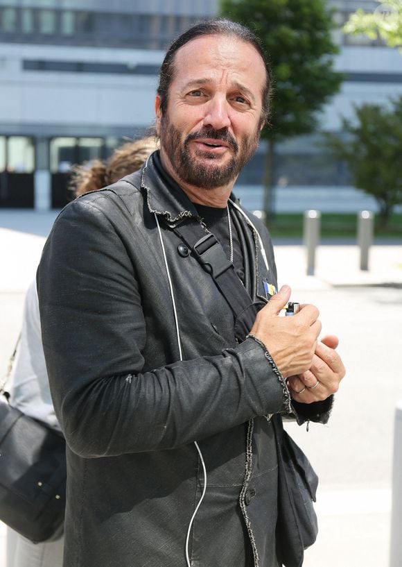Le chanteur Francis Lalanne fume la pipe à la sortie des studios RMC à Paris, France, le 11 juin 2021. © Panoramic/Bestimage