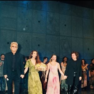 Luc Plamondon, Hélène Segara, Julie Zenatti et Richard Cocciante sur la scène du Palais des congrès pour la dernière représentation de la comédie musicale Notre-Dame de Paris.

RINDOFF-GUIREC / BESTIMAGE