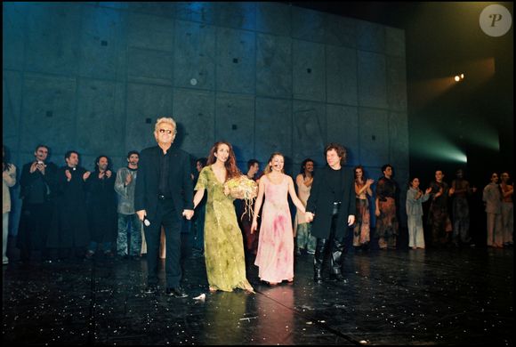 Luc Plamondon, Hélène Segara, Julie Zenatti et Richard Cocciante sur la scène du Palais des congrès pour la dernière représentation de la comédie musicale Notre-Dame de Paris.

RINDOFF-GUIREC / BESTIMAGE
