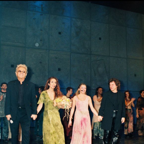 Luc Plamondon, Hélène Segara, Julie Zenatti et Richard Cocciante sur la scène du Palais des congrès pour la dernière représentation de la comédie musicale Notre-Dame de Paris.

RINDOFF-GUIREC / BESTIMAGE