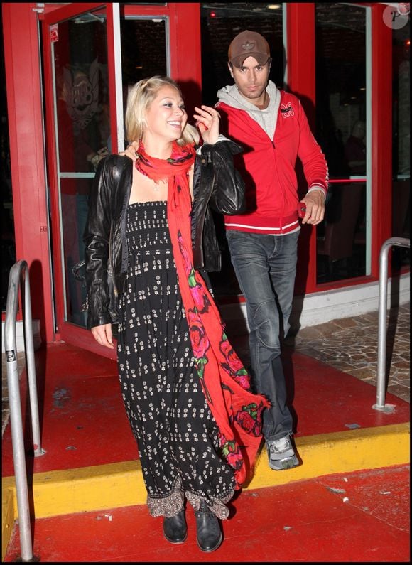 Le couple et la mère de l'ex-tennisman dînent ensemble au célèbre restaurant BB à Miami Beach, 2010.