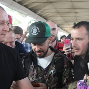 Exclusif - Mike Shinoda (Linkin Park) est accueilli par des fans lors de son arrivée à Moscou le 1er septembre 2018. Coleman-Rayner / Bestimage