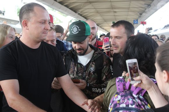 Exclusif - Mike Shinoda (Linkin Park) est accueilli par des fans lors de son arrivée à Moscou le 1er septembre 2018. Coleman-Rayner / Bestimage