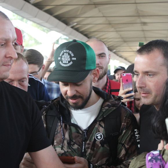 Exclusif - Mike Shinoda (Linkin Park) est accueilli par des fans lors de son arrivée à Moscou le 1er septembre 2018. Coleman-Rayner / Bestimage